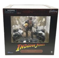 PRE-ORDER Indiana Jones: Raiders Of The Lost Ark Deluxe Gallery PVC Statue Escape With Idol 25 cm Diamond Select Toys Toys 2